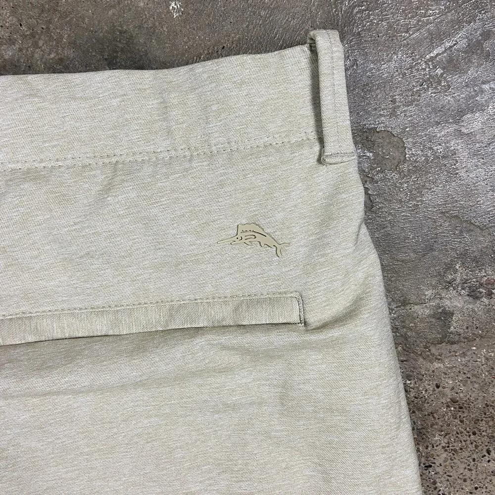 Tommy Bahama Chip Shot Island Zone Golf Shorts Size 42x10 Beige Chino Fish Logo